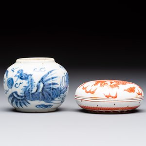 Four Chinese blue and white wares, and two iron-red-decorated wares, 19/20th C. — photo 6