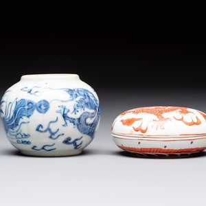 Four Chinese blue and white wares, and two iron-red-decorated wares, 19/20th C. — photo 7