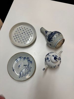 Four Chinese blue and white wares for the Vietnamese market, chơi ngọc 玩玉 and Jiaqing mark, 19th C. — photo 1