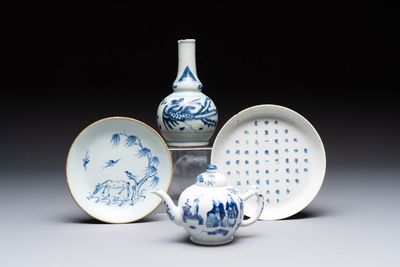 Four Chinese blue and white wares for the Vietnamese market, chơi ngọc 玩玉 and Jiaqing mark, 19th C.