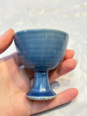 Four Chinese blue-glazed 'Hatcher Cargo' stem cups, Transitional period — photo 2