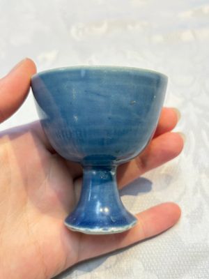 Four Chinese blue-glazed 'Hatcher Cargo' stem cups, Transitional period — photo 3