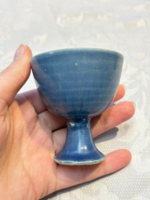 Four Chinese blue-glazed 'Hatcher Cargo' stem cups, Transitional period — photo 4