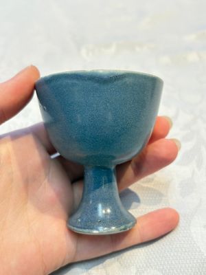 Four Chinese blue-glazed 'Hatcher Cargo' stem cups, Transitional period — photo 7