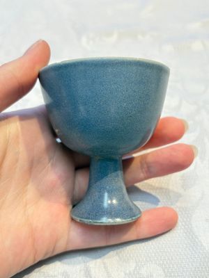 Four Chinese blue-glazed 'Hatcher Cargo' stem cups, Transitional period — photo 9
