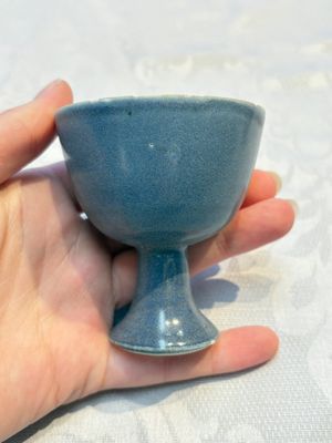 Four Chinese blue-glazed 'Hatcher Cargo' stem cups, Transitional period — photo 10