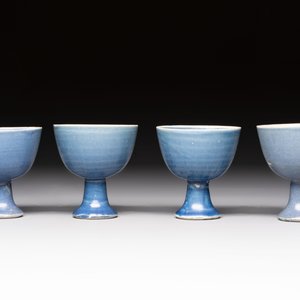Four Chinese blue-glazed 'Hatcher Cargo' stem cups, Transitional period — photo 5