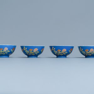 Four Chinese blue-ground bowls with floral designs, Yongzheng mark, Republic — 照片 3