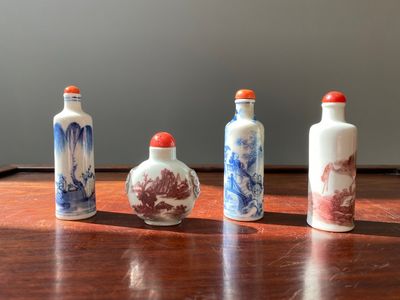 Four Chinese blue, white and copper-red snuff bottles, 19th C. — photo 1