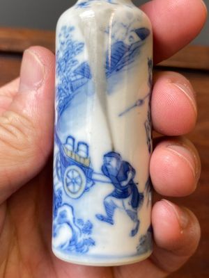 Four Chinese blue, white and copper-red snuff bottles, 19th C. — photo 19