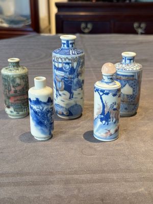 Four Chinese blue, white and copper-red snuff bottles and a blue and white snuff bottle, 19/20th C. — photo 1