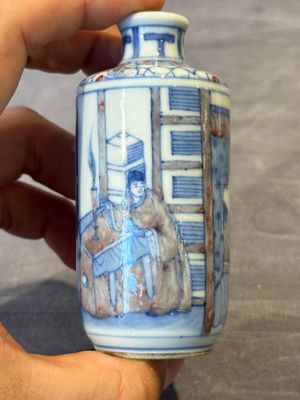 Four Chinese blue, white and copper-red snuff bottles and a blue and white snuff bottle, 19/20th C. — photo 11