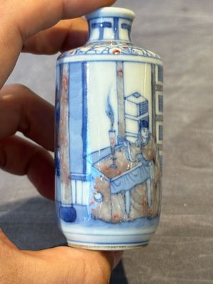 Four Chinese blue, white and copper-red snuff bottles and a blue and white snuff bottle, 19/20th C. — photo 12