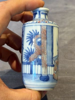Four Chinese blue, white and copper-red snuff bottles and a blue and white snuff bottle, 19/20th C. — photo 13