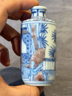 Four Chinese blue, white and copper-red snuff bottles and a blue and white snuff bottle, 19/20th C. — photo 14