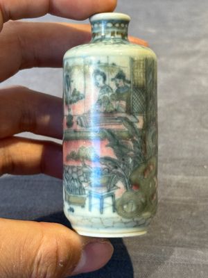 Four Chinese blue, white and copper-red snuff bottles and a blue and white snuff bottle, 19/20th C. — photo 18
