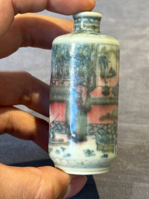 Four Chinese blue, white and copper-red snuff bottles and a blue and white snuff bottle, 19/20th C. — photo 19