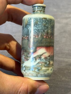 Four Chinese blue, white and copper-red snuff bottles and a blue and white snuff bottle, 19/20th C. — photo 20