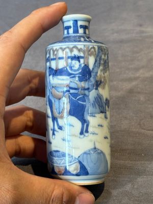 Four Chinese blue, white and copper-red snuff bottles and a blue and white snuff bottle, 19/20th C. — photo 2