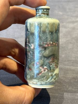 Four Chinese blue, white and copper-red snuff bottles and a blue and white snuff bottle, 19/20th C. — photo 21