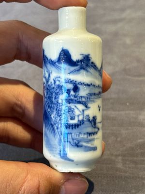Four Chinese blue, white and copper-red snuff bottles and a blue and white snuff bottle, 19/20th C. — photo 24