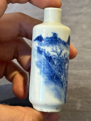 Four Chinese blue, white and copper-red snuff bottles and a blue and white snuff bottle, 19/20th C. — photo 25