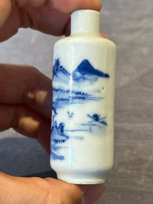 Four Chinese blue, white and copper-red snuff bottles and a blue and white snuff bottle, 19/20th C. — photo 26