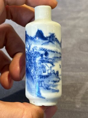 Four Chinese blue, white and copper-red snuff bottles and a blue and white snuff bottle, 19/20th C. — photo 27