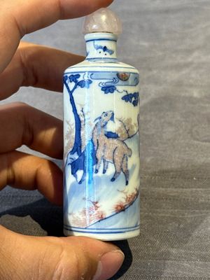 Four Chinese blue, white and copper-red snuff bottles and a blue and white snuff bottle, 19/20th C. — photo 28