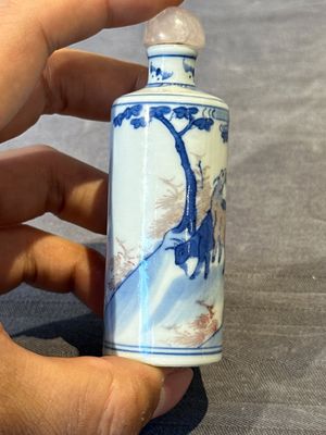 Four Chinese blue, white and copper-red snuff bottles and a blue and white snuff bottle, 19/20th C. — photo 29