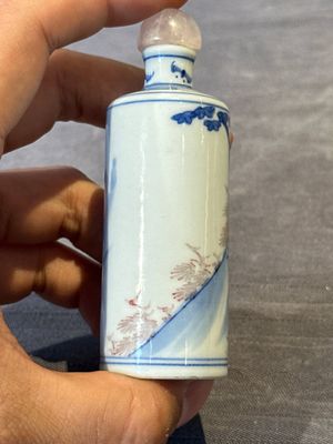 Four Chinese blue, white and copper-red snuff bottles and a blue and white snuff bottle, 19/20th C. — photo 30