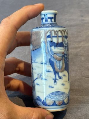 Four Chinese blue, white and copper-red snuff bottles and a blue and white snuff bottle, 19/20th C. — photo 3
