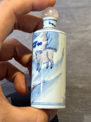 Four Chinese blue, white and copper-red snuff bottles and a blue and white snuff bottle, 19/20th C. — photo 31