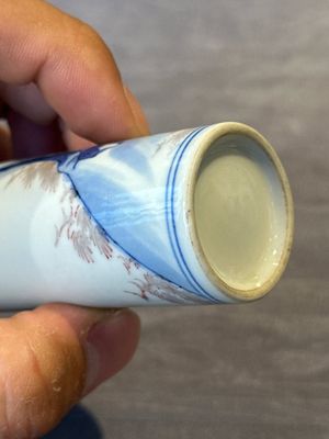 Four Chinese blue, white and copper-red snuff bottles and a blue and white snuff bottle, 19/20th C. — photo 34