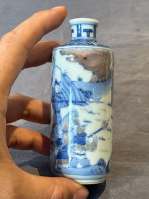Four Chinese blue, white and copper-red snuff bottles and a blue and white snuff bottle, 19/20th C. — photo 4