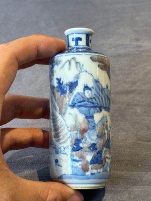 Four Chinese blue, white and copper-red snuff bottles and a blue and white snuff bottle, 19/20th C. — photo 5
