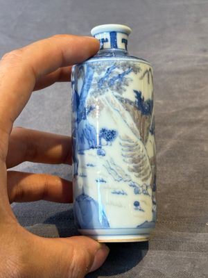 Four Chinese blue, white and copper-red snuff bottles and a blue and white snuff bottle, 19/20th C. — photo 6
