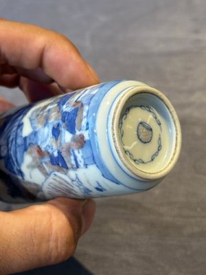 Four Chinese blue, white and copper-red snuff bottles and a blue and white snuff bottle, 19/20th C. — photo 9