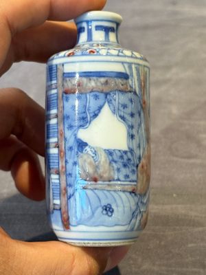 Four Chinese blue, white and copper-red snuff bottles and a blue and white snuff bottle, 19/20th C. — photo 10