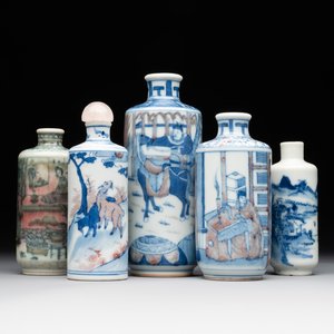 Four Chinese blue, white and copper-red snuff bottles and a blue and white snuff bottle, 19/20th C. — photo 1