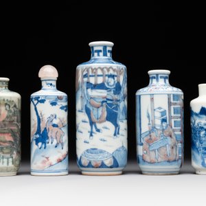 Four Chinese blue, white and copper-red snuff bottles and a blue and white snuff bottle, 19/20th C. — photo 2