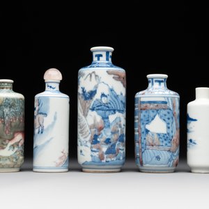 Four Chinese blue, white and copper-red snuff bottles and a blue and white snuff bottle, 19/20th C. — photo 3