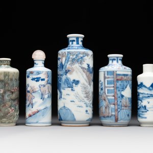 Four Chinese blue, white and copper-red snuff bottles and a blue and white snuff bottle, 19/20th C. — photo 4