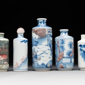 Four Chinese blue, white and copper-red snuff bottles and a blue and white snuff bottle, 19/20th C. — photo 5