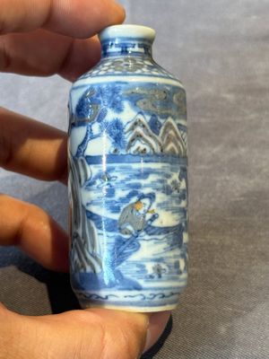 Four Chinese blue, white and copper-red snuff bottles, Yongzheng and Daoguang mark, 19th C. — photo 16