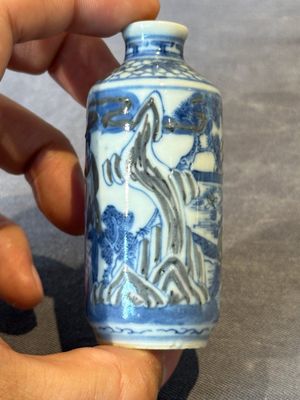 Four Chinese blue, white and copper-red snuff bottles, Yongzheng and Daoguang mark, 19th C. — photo 17