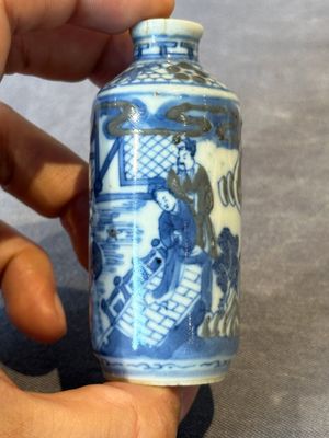Four Chinese blue, white and copper-red snuff bottles, Yongzheng and Daoguang mark, 19th C. — photo 18