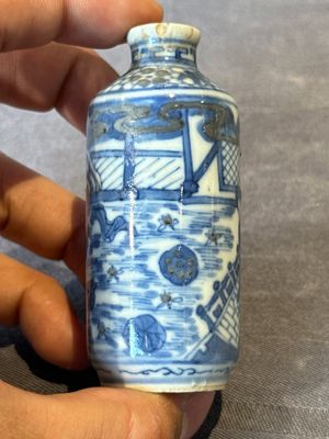 Four Chinese blue, white and copper-red snuff bottles, Yongzheng and Daoguang mark, 19th C. — photo 19