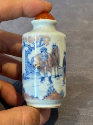 Four Chinese blue, white and copper-red snuff bottles, Yongzheng and Daoguang mark, 19th C. — photo 2