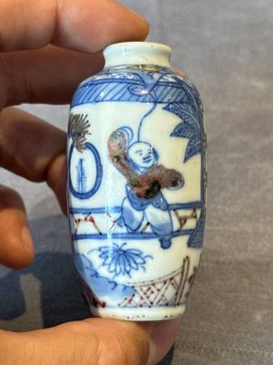 Four Chinese blue, white and copper-red snuff bottles, Yongzheng and Daoguang mark, 19th C. — photo 26